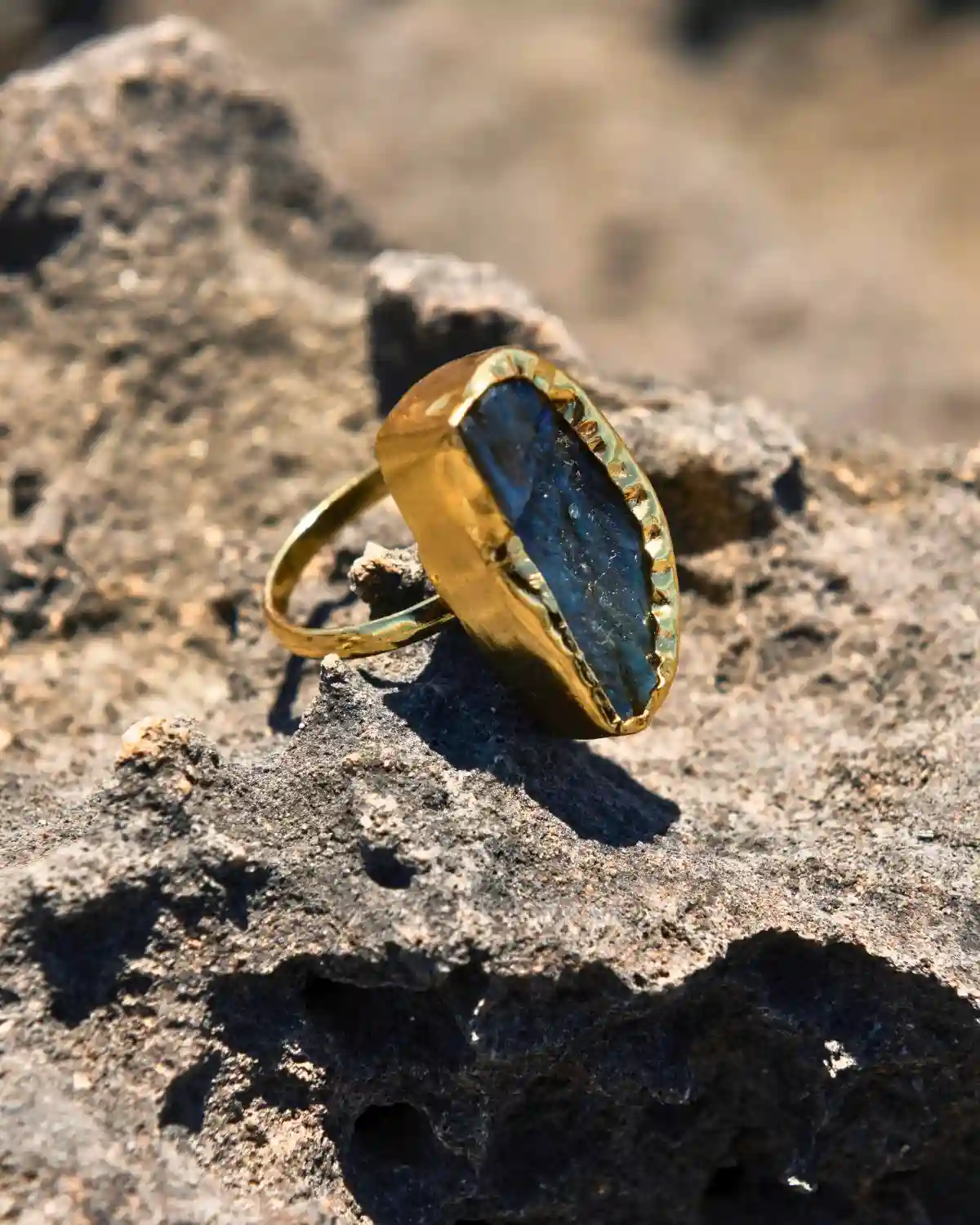 El Anillo Natura Mediterráneo combina un cristal azul de inspiración orgánica con una montura de acabado artesanal, creando una joya de diseño mediterráneo con personalidad.