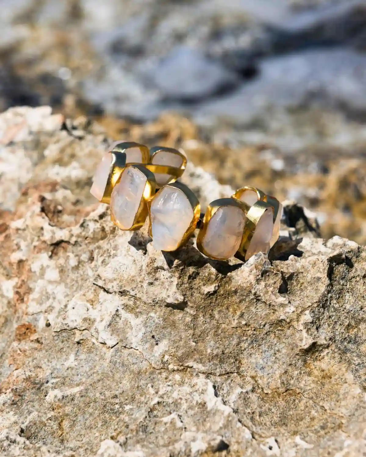 Brazalete artesanal con piedras naturales blancas de inspiración mediterránea.