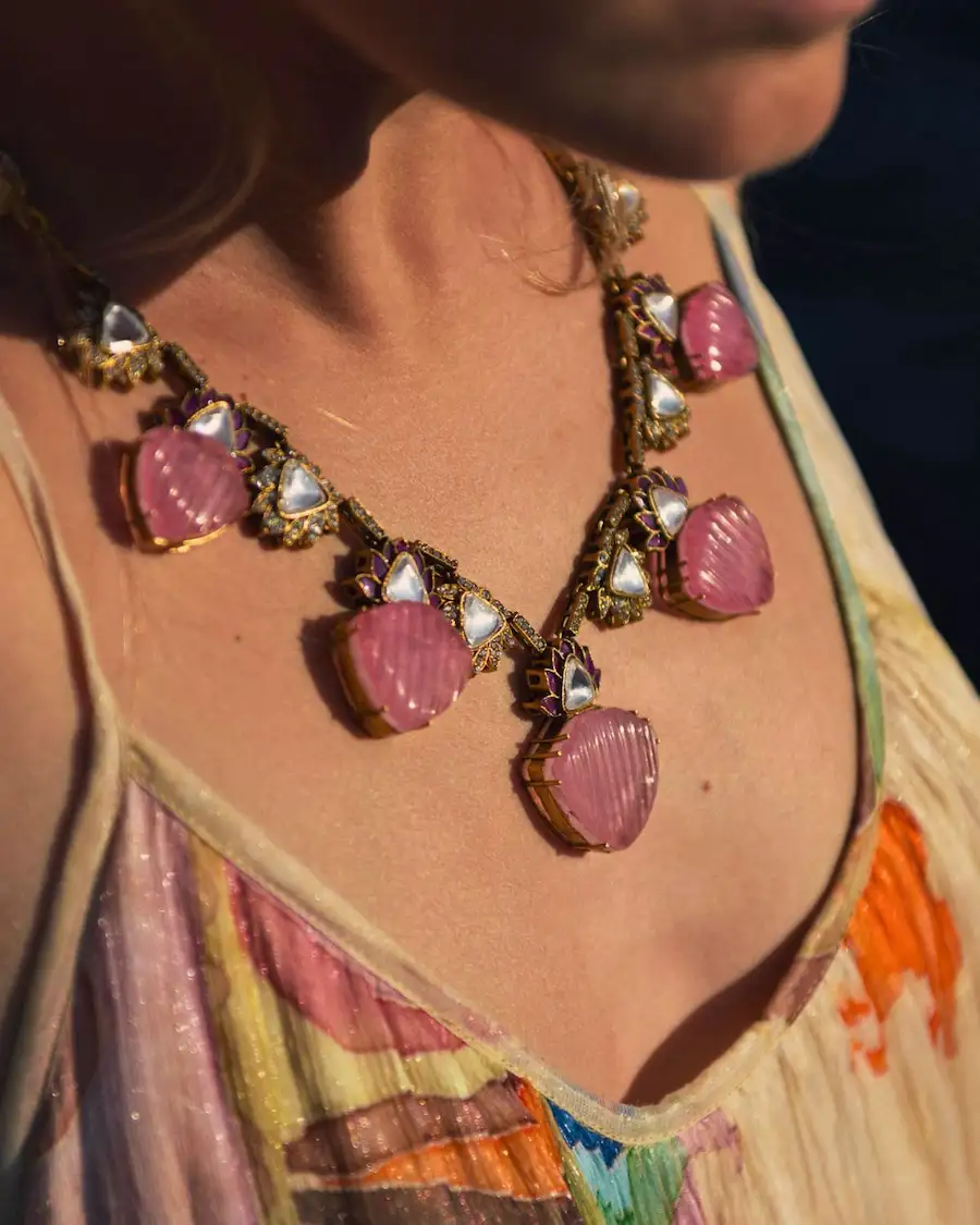 El Collar Coral Rosa Mediterráneo Cassai Home combina corazones en tono rosa, cristales decorativos y un diseño artesanal inspirado en la elegancia y los colores del Mediterráneo.