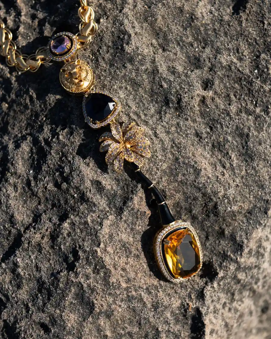 Collar artesanal con cristal ámbar, detalles dorados y diseño inspirado en la elegancia mediterránea.