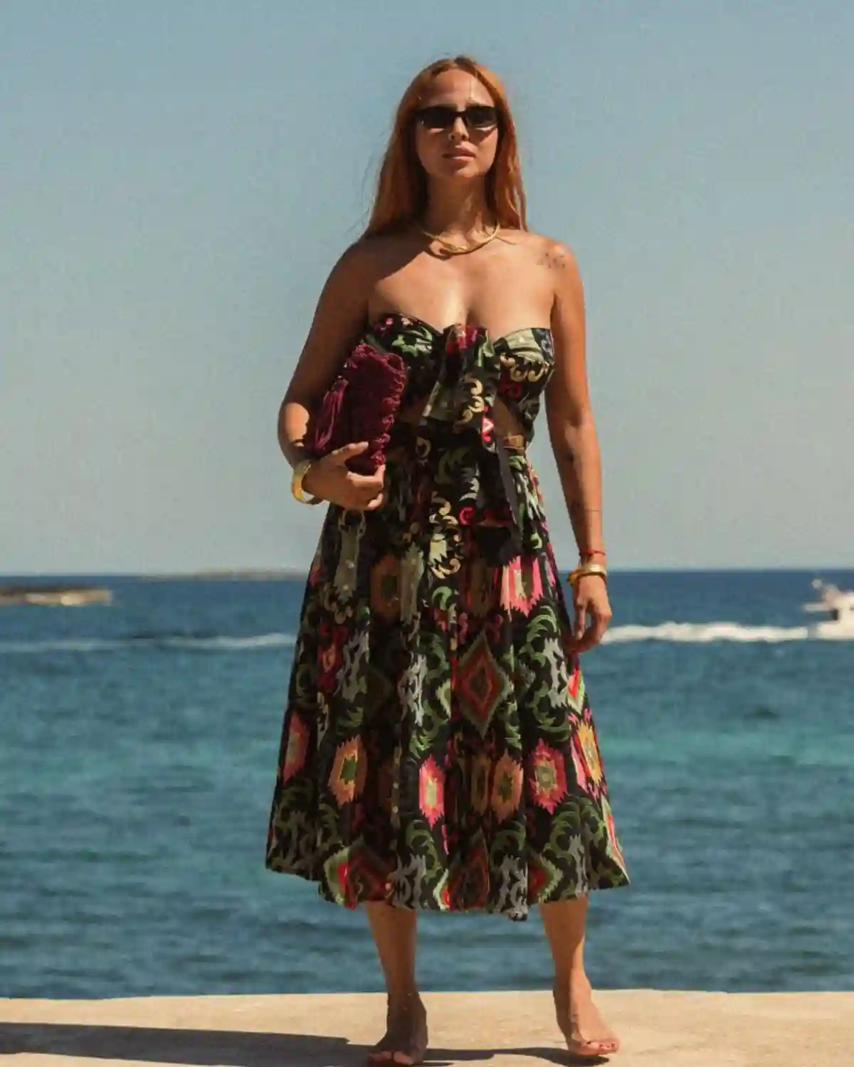 Conjunto Ikat Noir Mediterráneo de la Colección Catalina 2026, un conjunto de dos piezas con estampado ikat, top bandeau y falda midi confeccionado en algodón ligero.