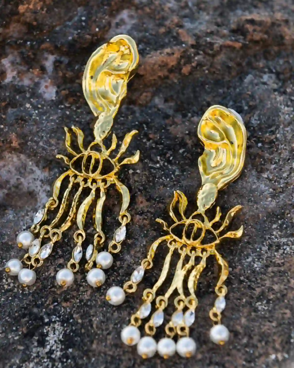 Detalle de los Pendientes Eco Surreal con inspiración surrealista, perlas y circonitas.