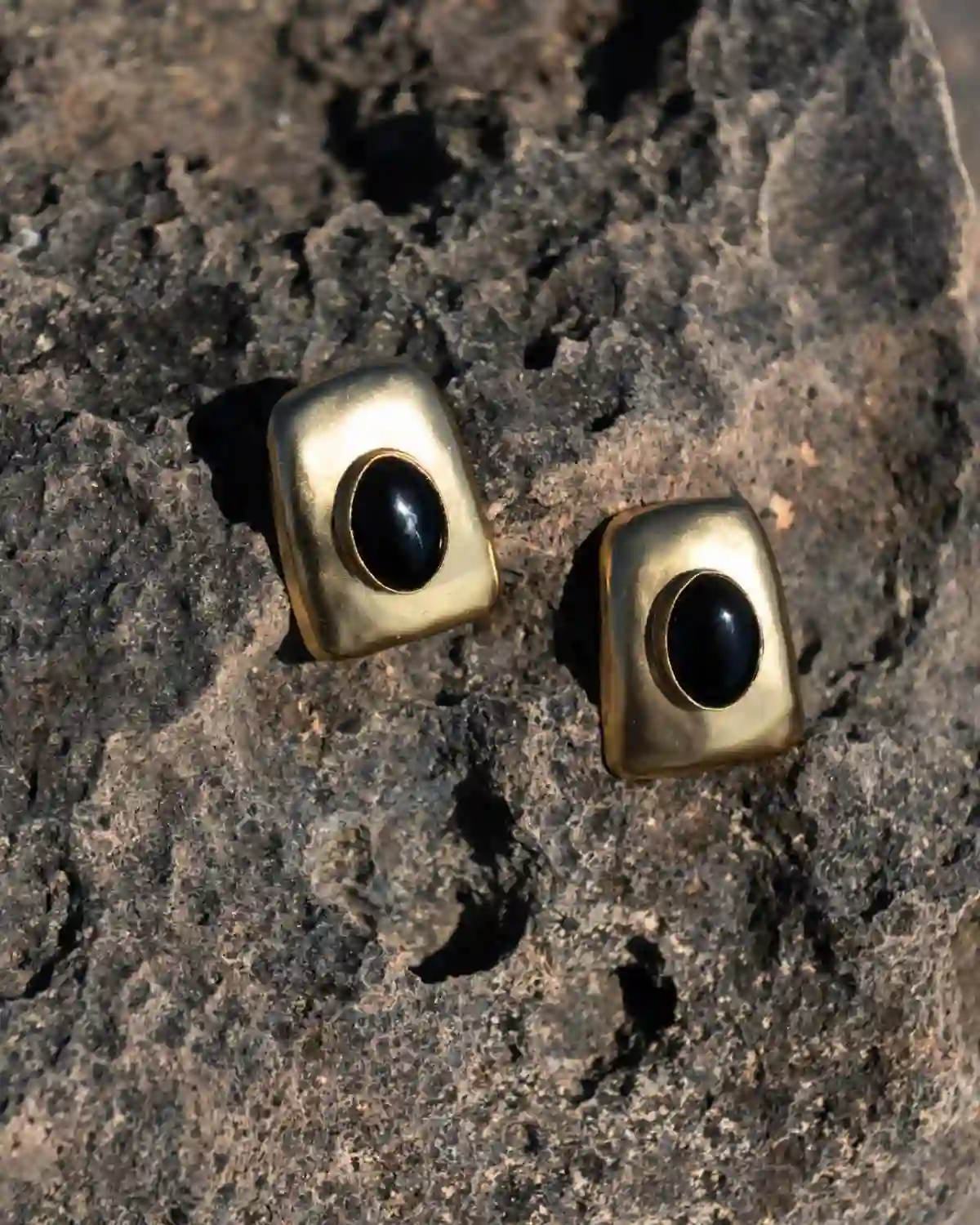 Detalle de los Pendientes Órbita Negra de la Colección Catalina 2026 con diseño minimalista y piedra negra.