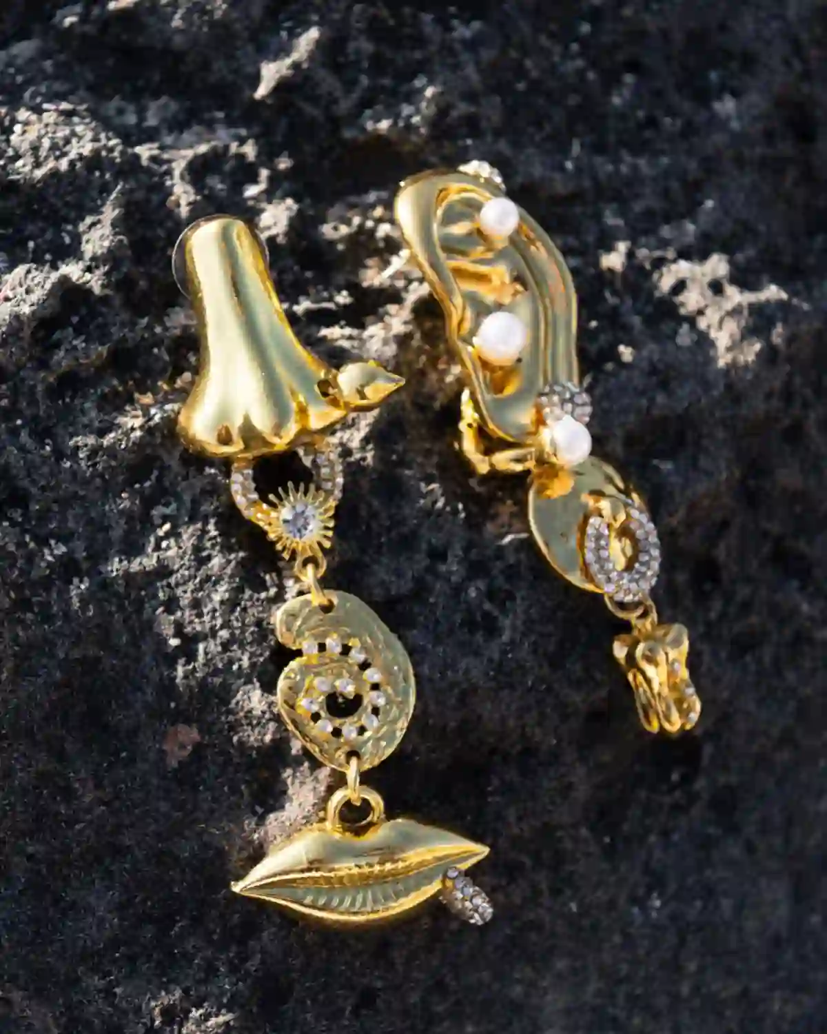 Detalle de los Pendientes Sentido Surreal de la Colección Catalina 2026 con elementos inspirados en el surrealismo.