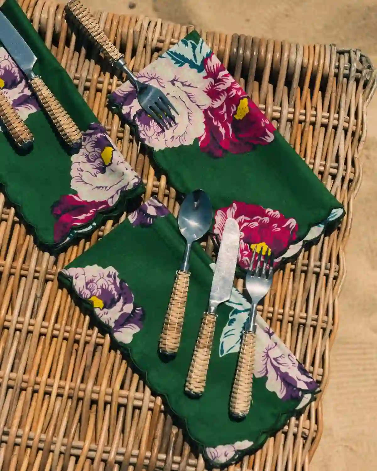 La Servilleta Festoneada Verde con Flores de Cassai combina un intenso fondo verde con un elegante estampado floral y un delicado borde festoneado para vestir mesas sofisticadas con inspiración mediterránea.