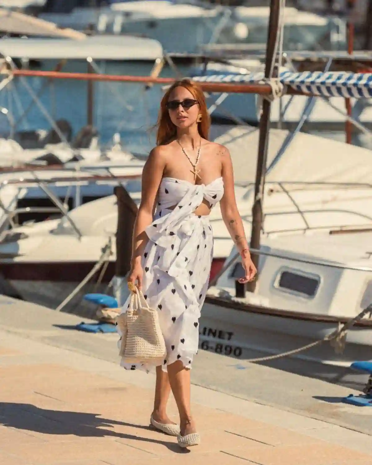 Total look mediterráneo con conjunto de top y falda, cesta artesanal y accesorios inspirados en el verano.
