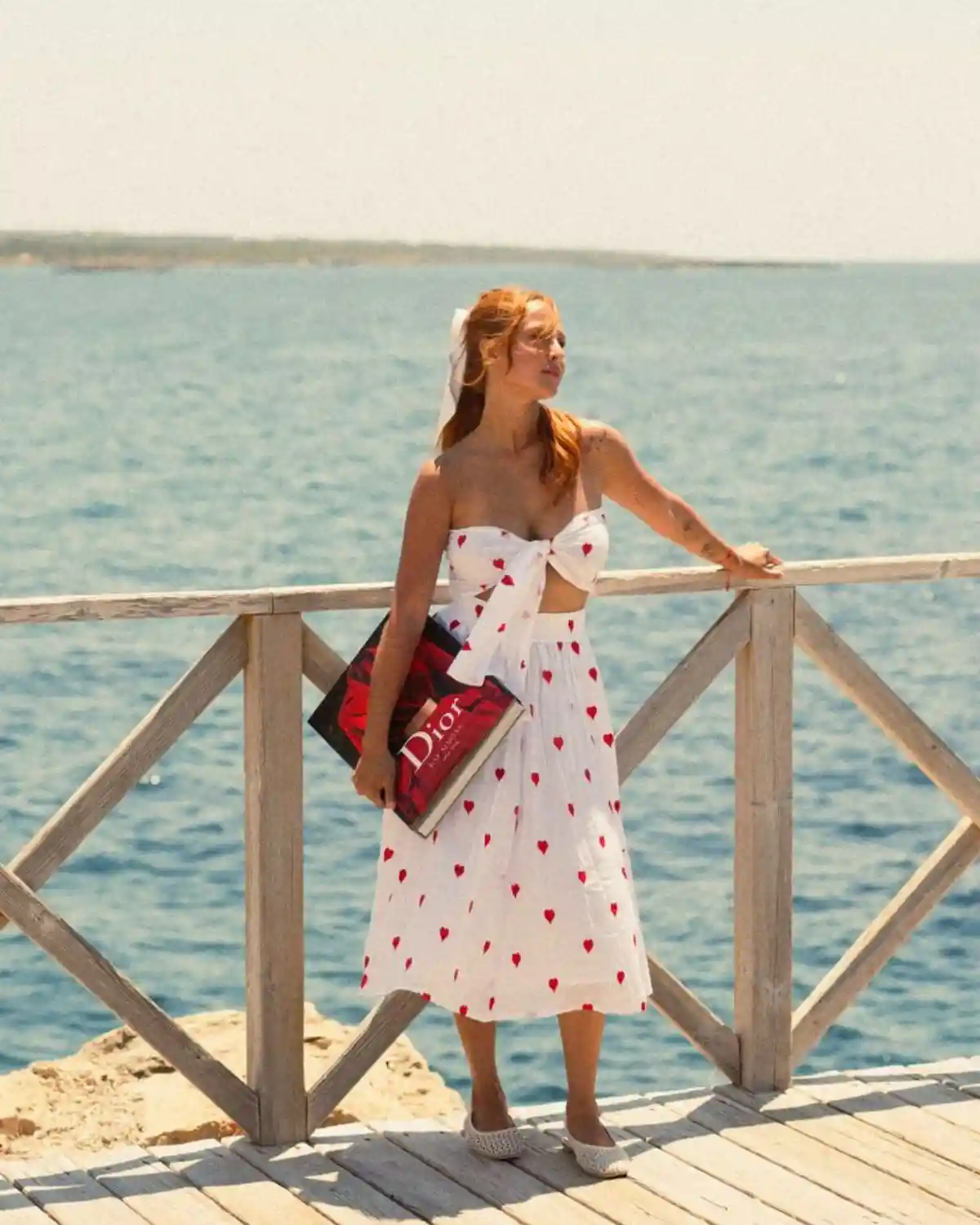 Conjunto top palabra de honor y falda midi con estampado de corazones rojos, diseñado para crear un total look mediterráneo fresco y elegante.