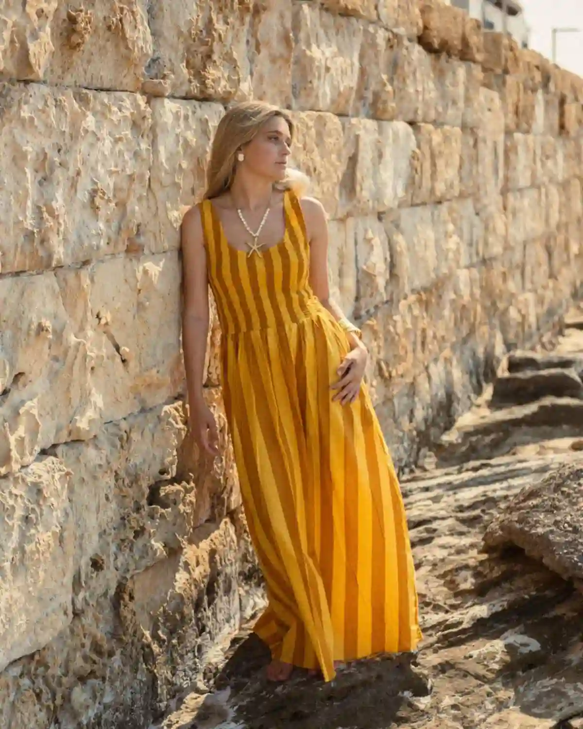 El Vestido Maxi Rayas Mostaza y Ocre de Cassai combina elegancia mediterránea, algodón 100% y una silueta fluida perfecta para el verano.