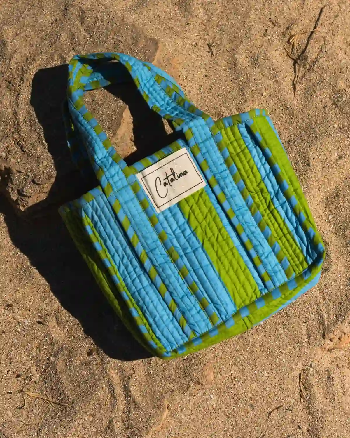 Bolso de playa Rayas Capri en azul y verde, diseñado por Catalina Socías.