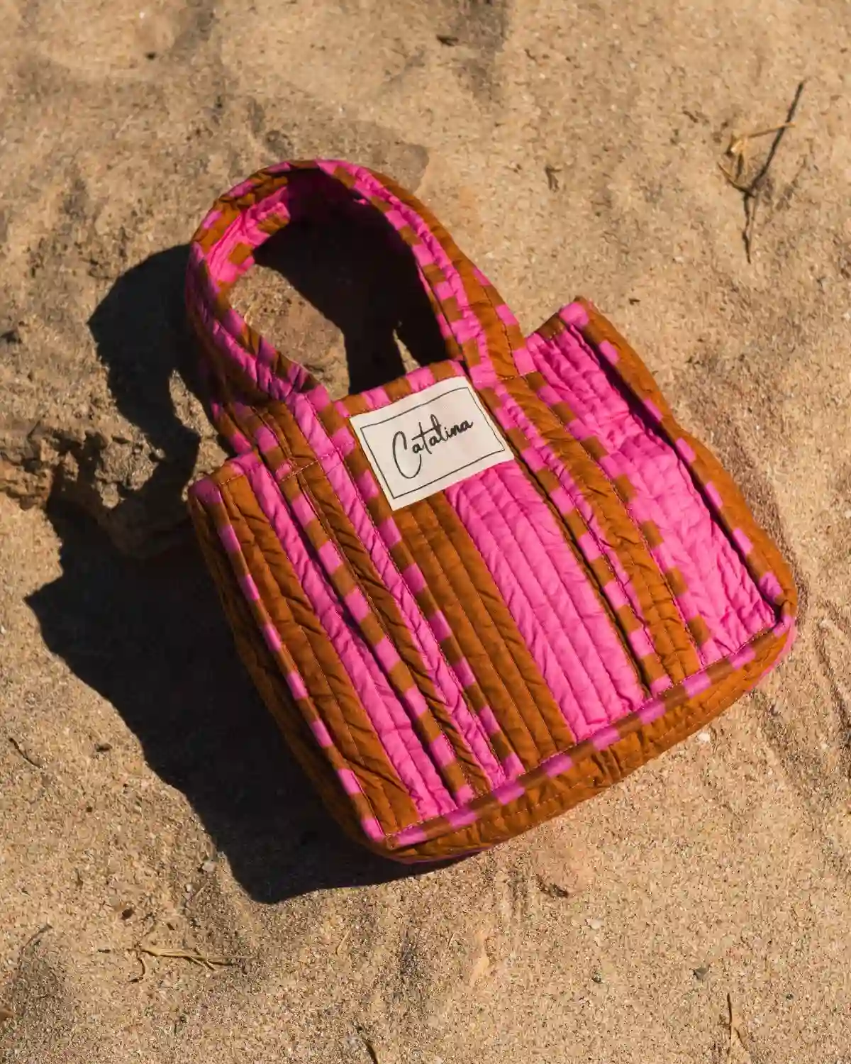 Bolso de playa de tela acolchada en rosa y camel de Cassai.
