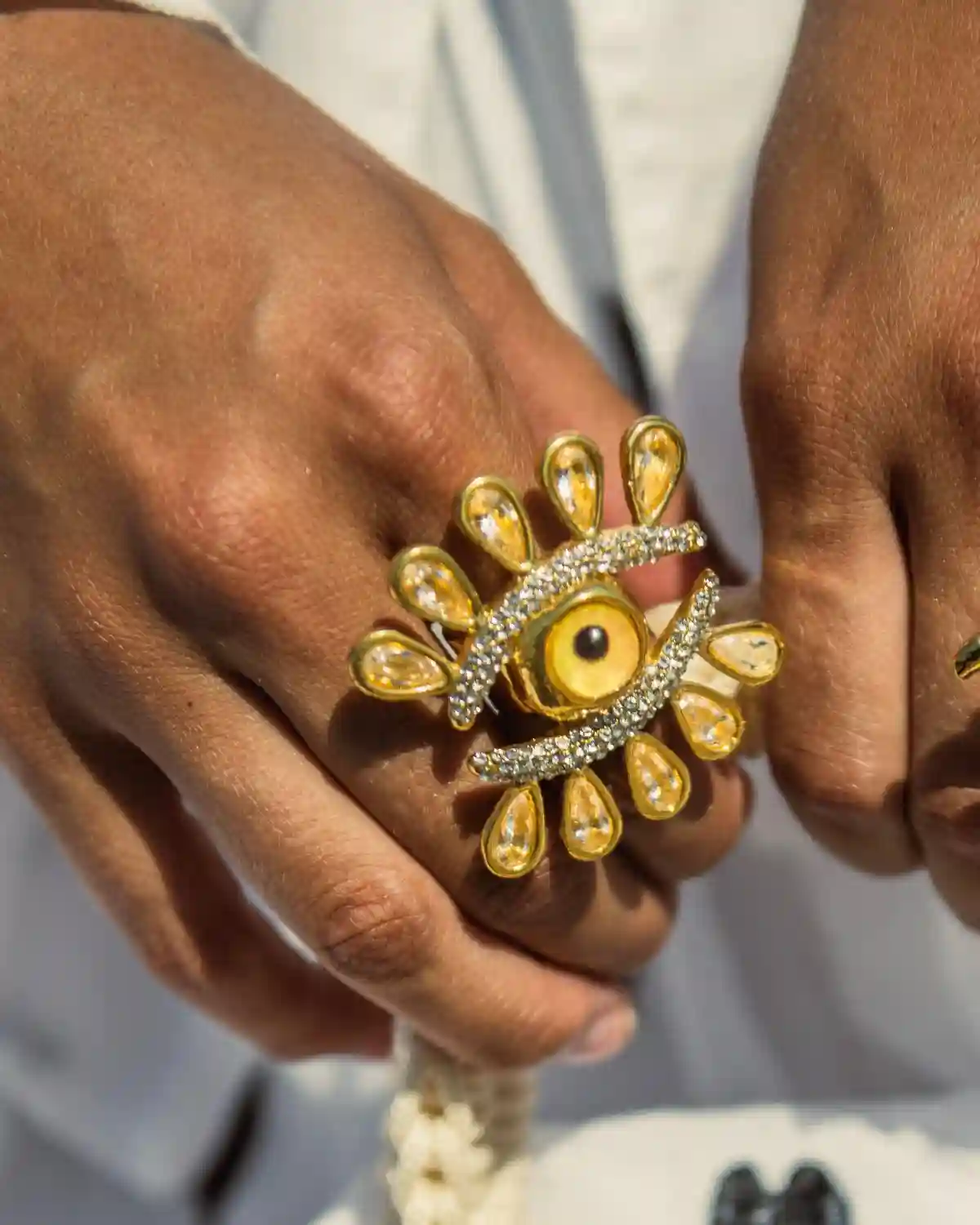 Anillo Dorado Oráculo del Mar, diseño de inspiración mediterránea con ojo central y detalles de cristal.