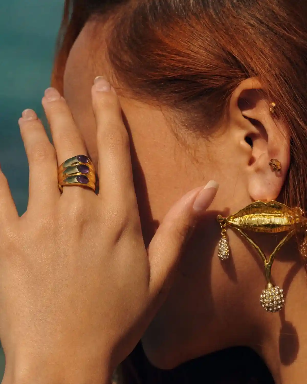 Anillo dorado con piedras moradas · Colección Catalina 2026