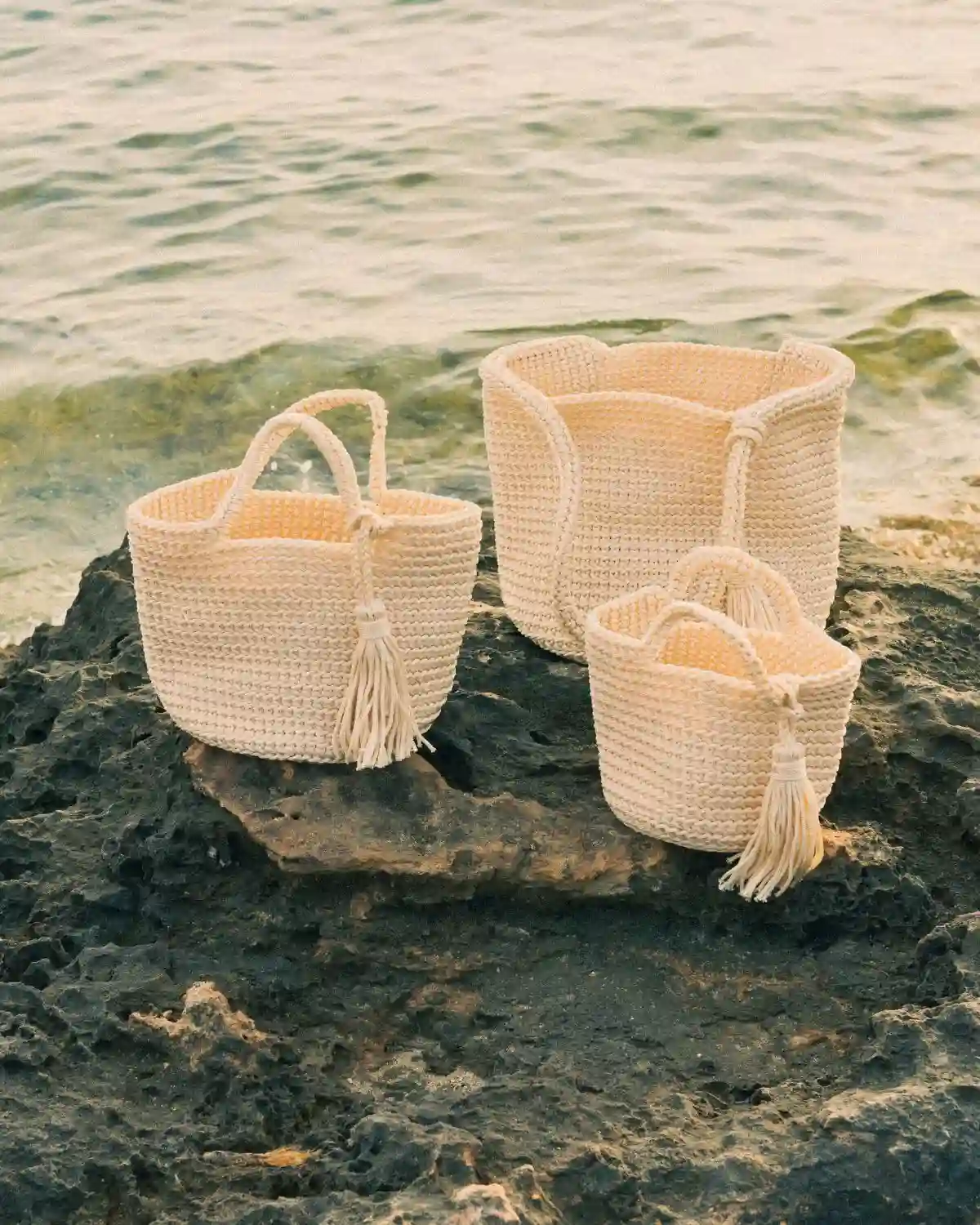 Bolso de crochet beige disponible en tamaño pequeño, mediano y grande.