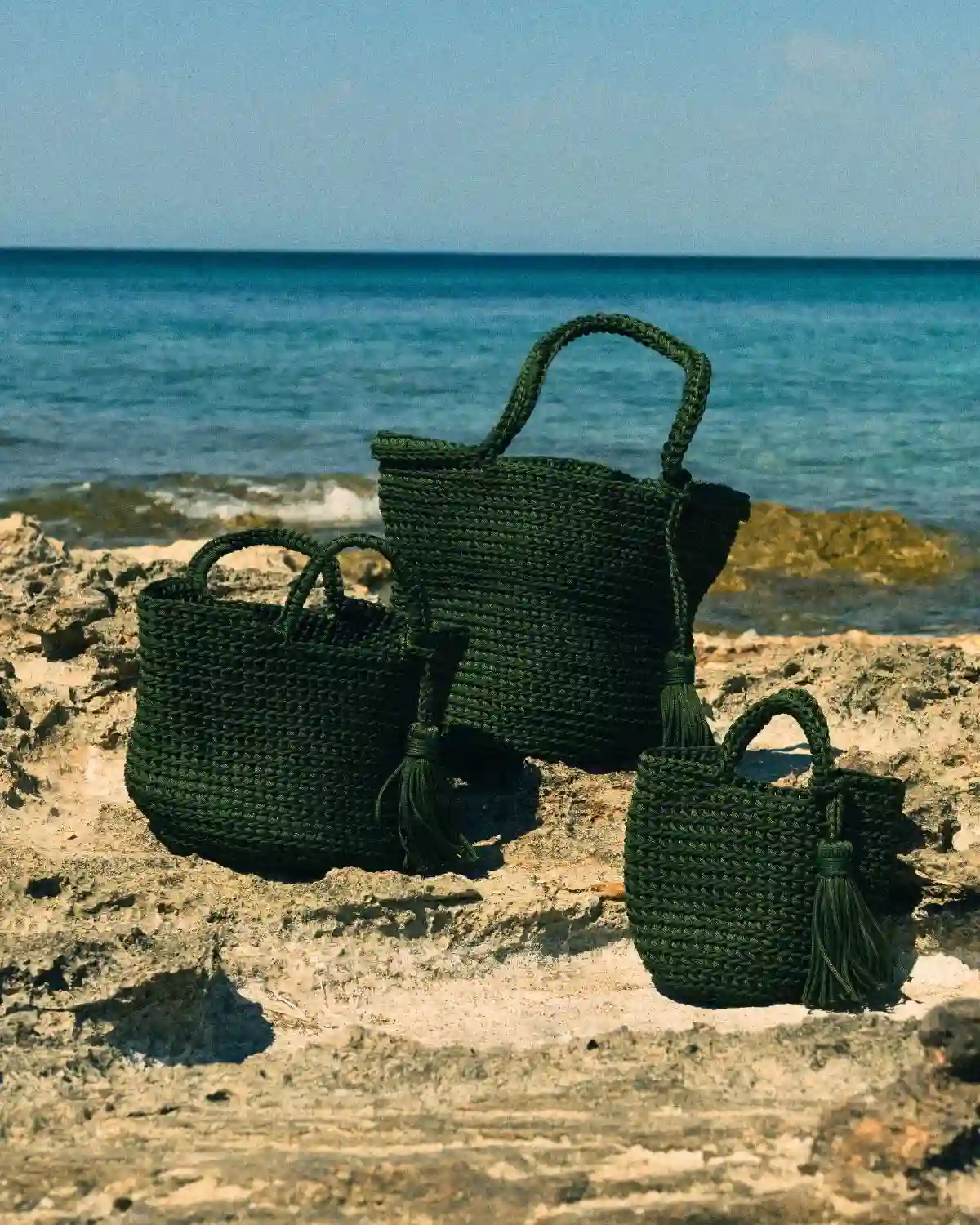 Bolso de crochet verde botella disponible en tamaño pequeño, mediano y grande.