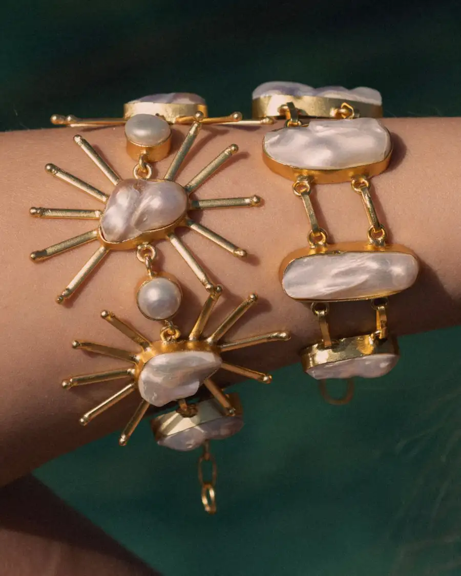Brazalete Llum de nácar y pan de oro, inspirado en la luz de Mallorca.