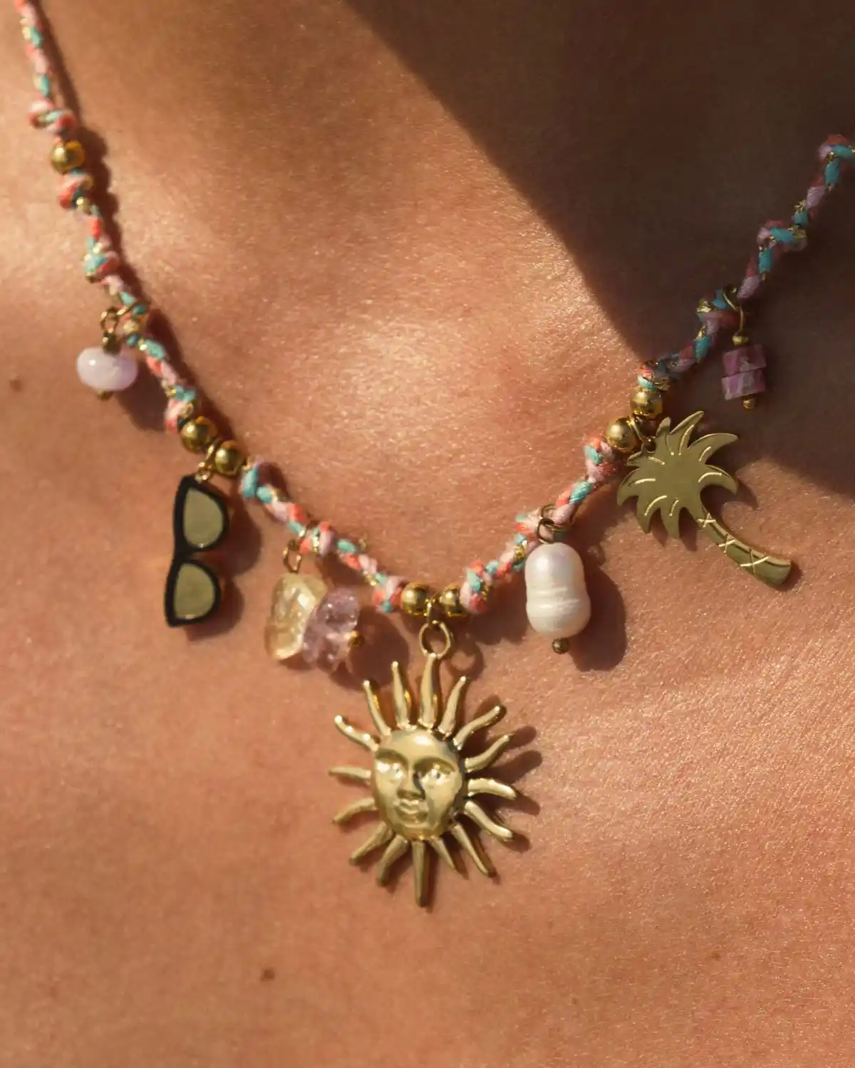 Detalle de los charms del Collar Sol de Cala Mediterráneo.