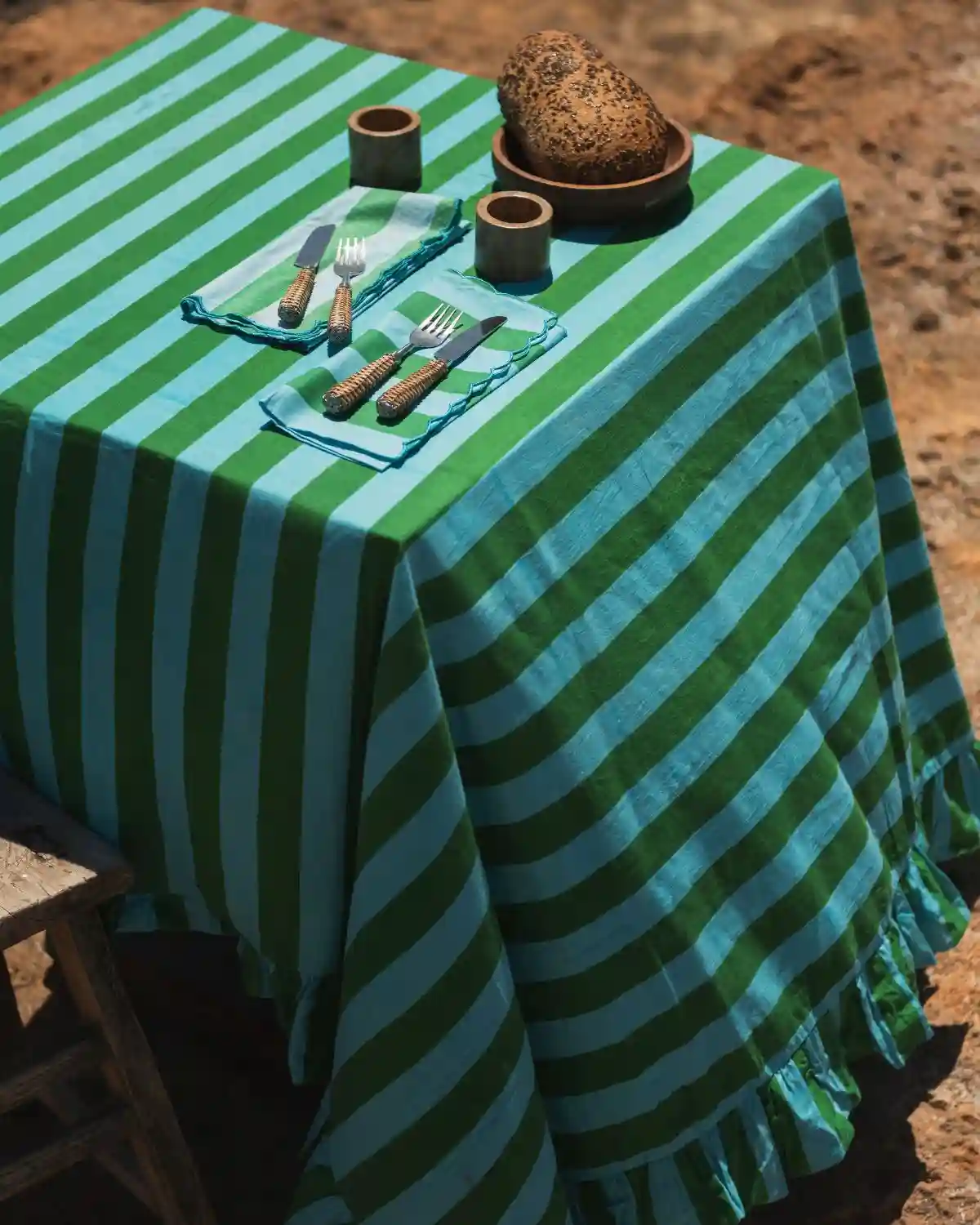 Detalle del Mantel de Mesa a Rayas Menta Es Trenc y su combinación con textiles a juego.