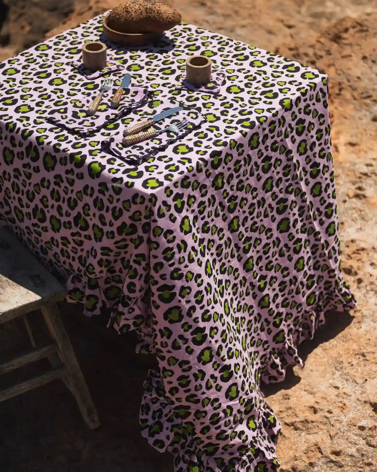 Mantel Animal Print Lila con caída larga y acabado de volante.