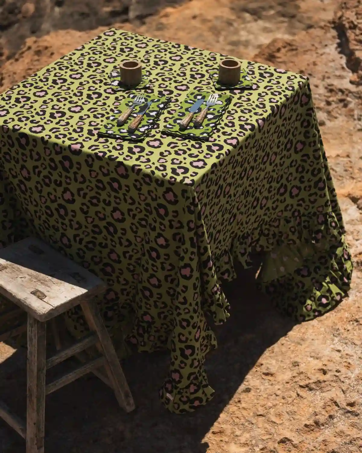Mantel decorativo de mesa animal print verde con caída y volante en el borde