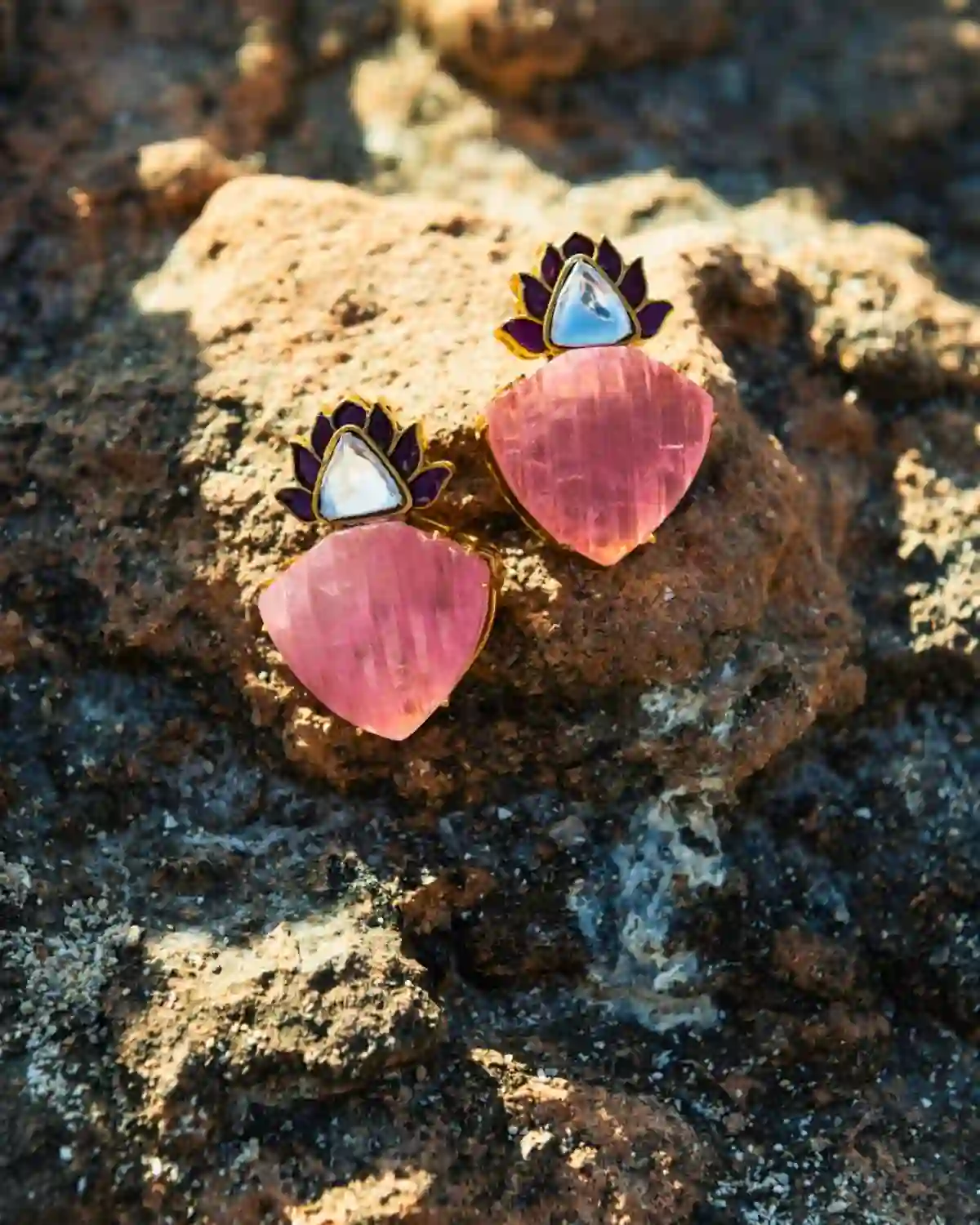 Pendientes Coral Rosa Mediterráneo en cristal rosa con detalles morados y dorados.