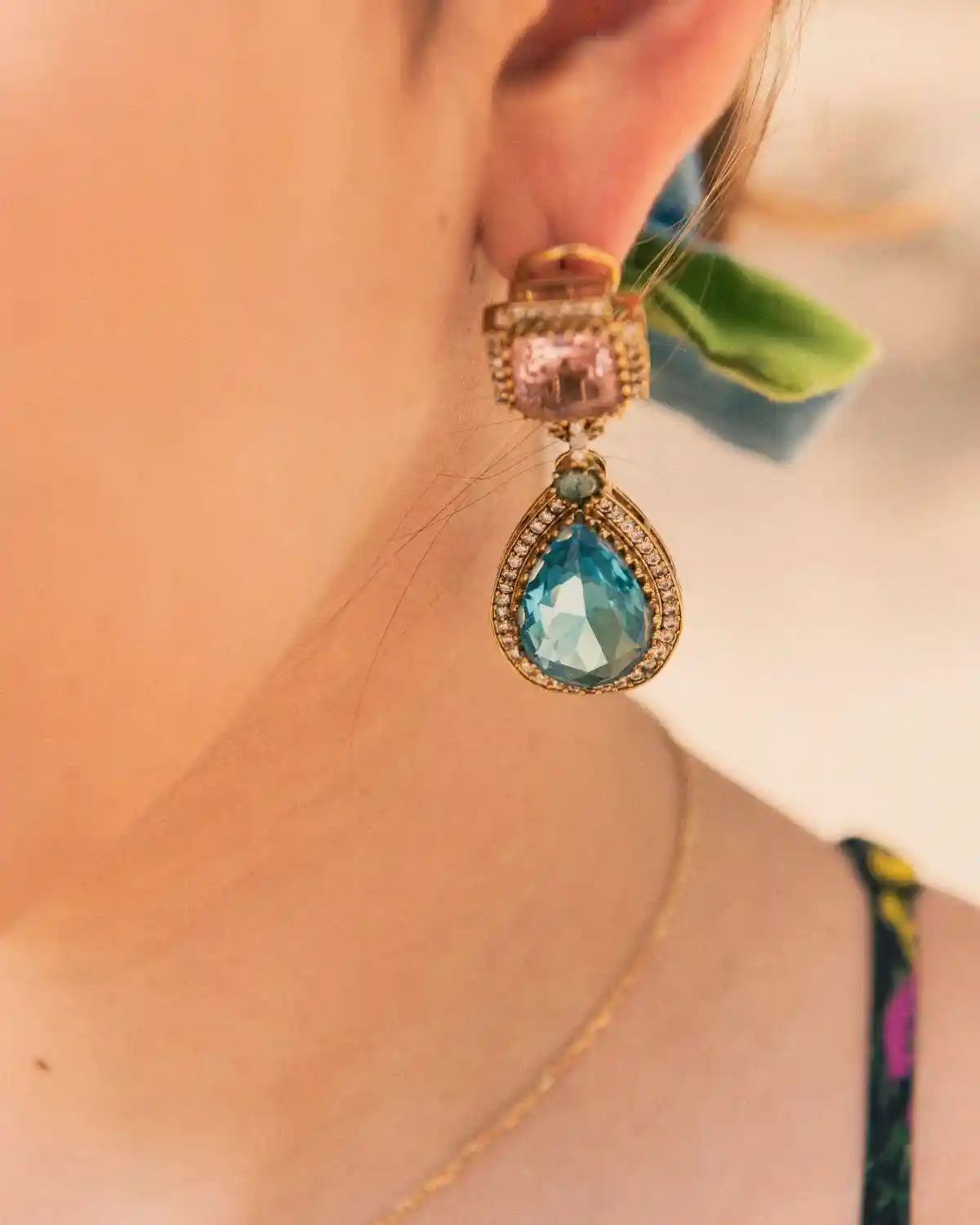 Pendientes Mosaico Mediterráneo con cristales rosa y turquesa y detalles dorados.