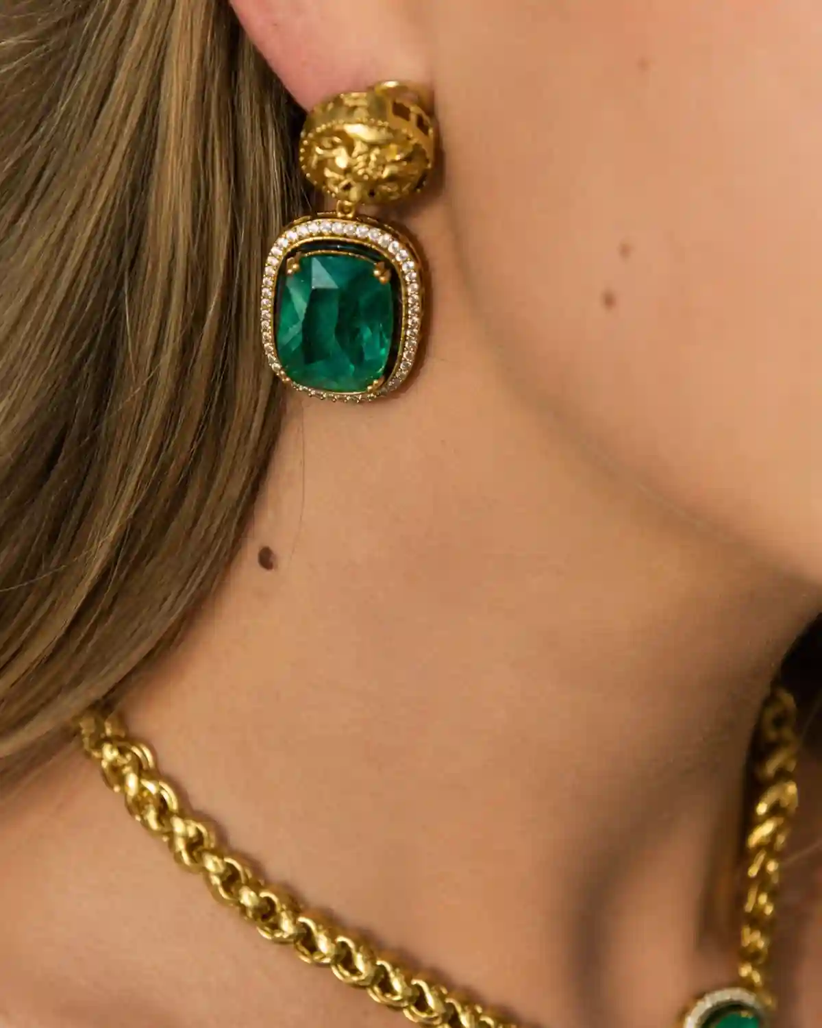 Pendientes Oasis Verde con cristal verde facetado y acabado dorado.