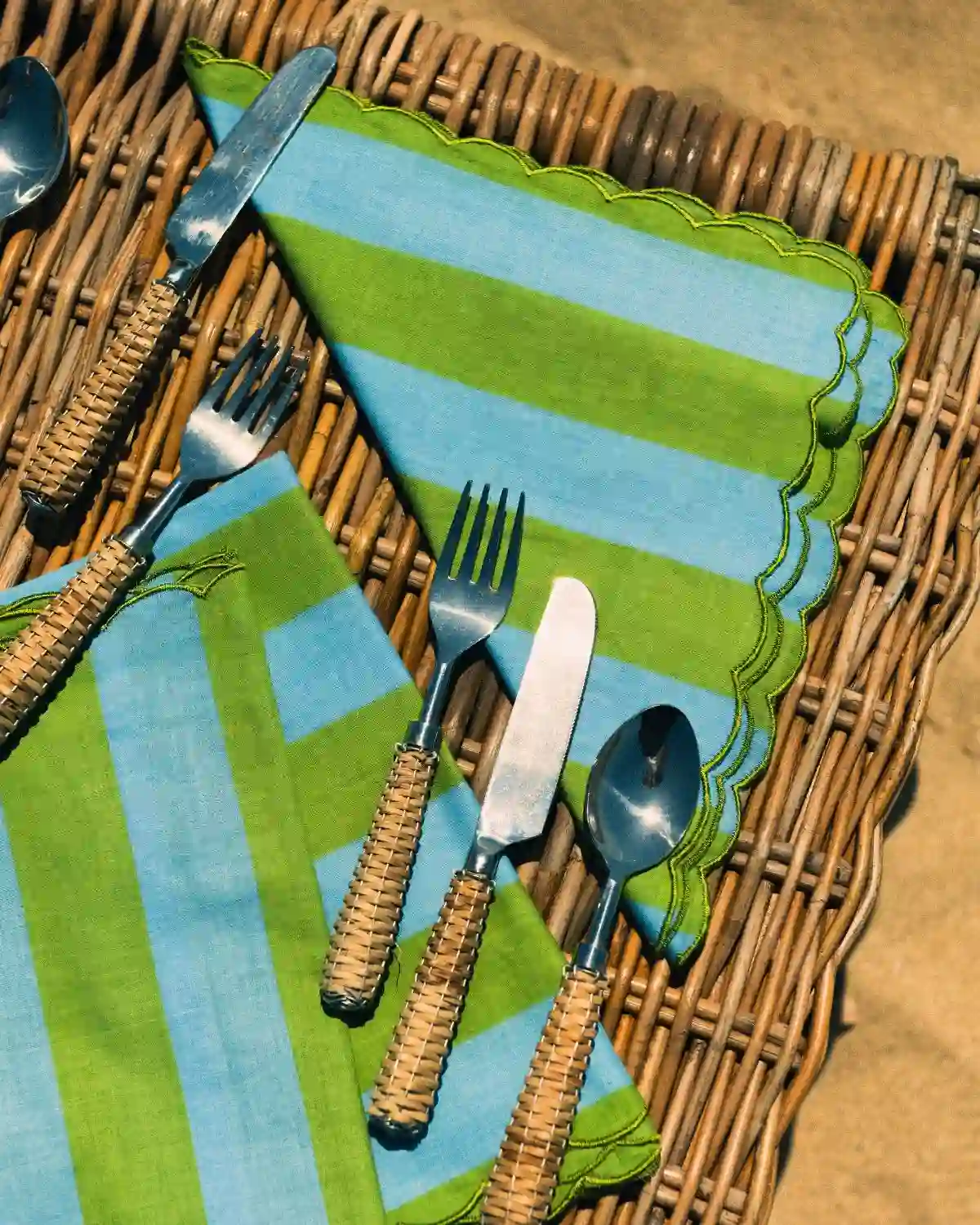 Detalle del estampado azul y verde y el acabado festoneado de la Servilleta Rayas Capri.