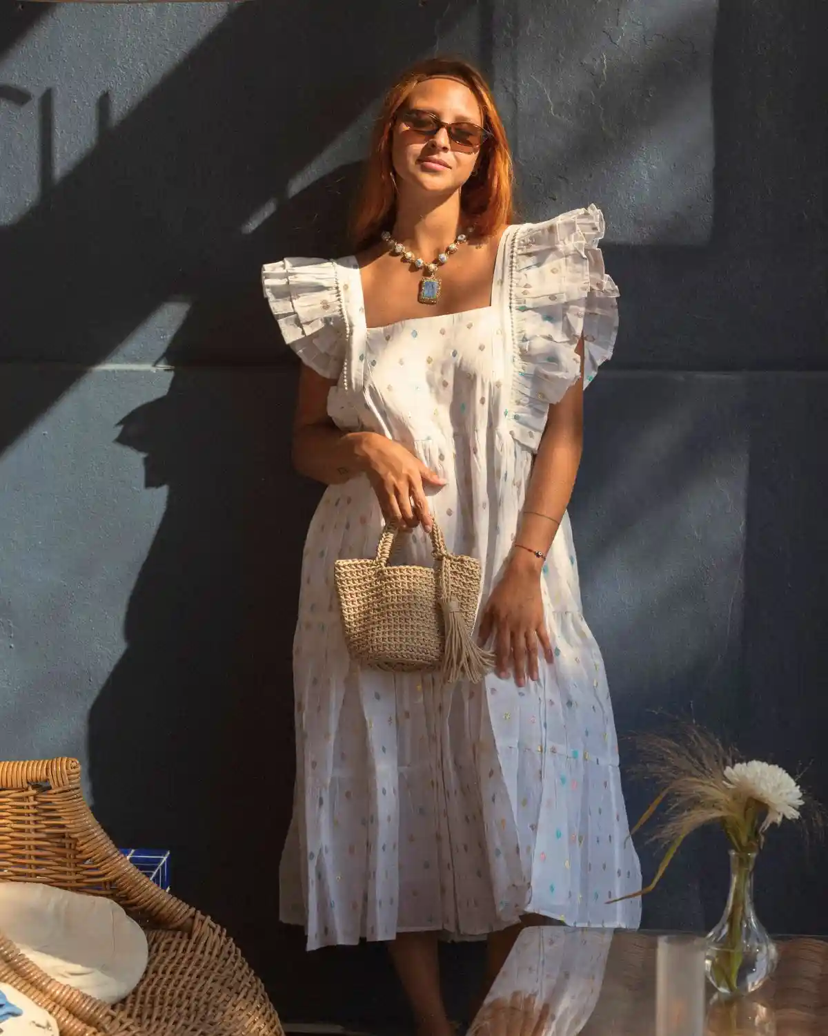 Vestido midi blanco con estampado de pepas de colores, escote cuadrado y mangas con volantes, inspirado en el estilo mediterráneo de Mallorca.