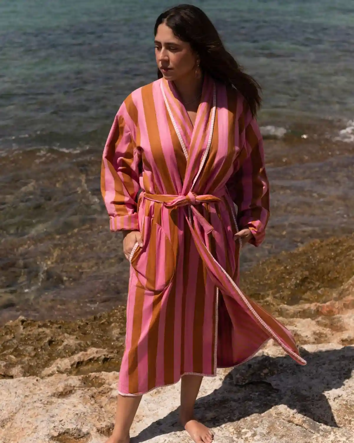 Albornoz Rayas Rosa con Detalles – Estilo Mediterráneo