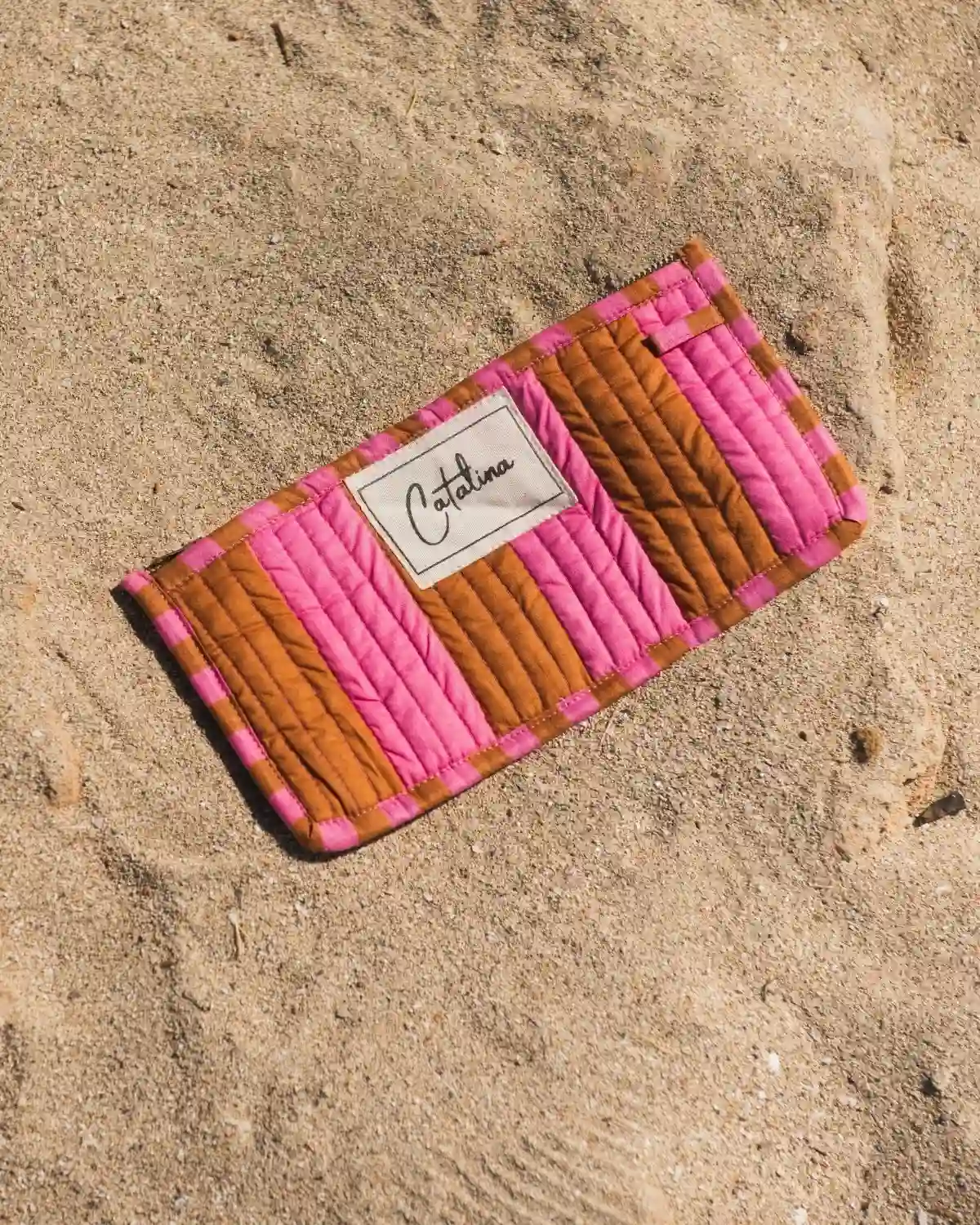 Estuche acolchado Rayas Rosa y camel – Colección Catalina 2026
