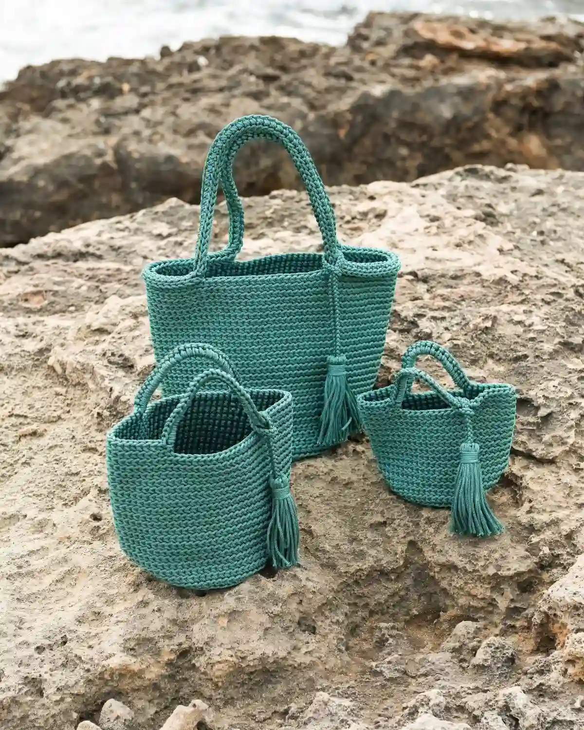 Bolso de crochet turquesa disponible en tres tamaños: S, M y L.