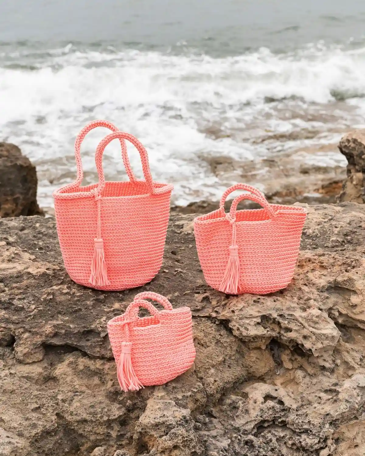Bolso de crochet rosa disponible en tres tamaños: S, M y L.