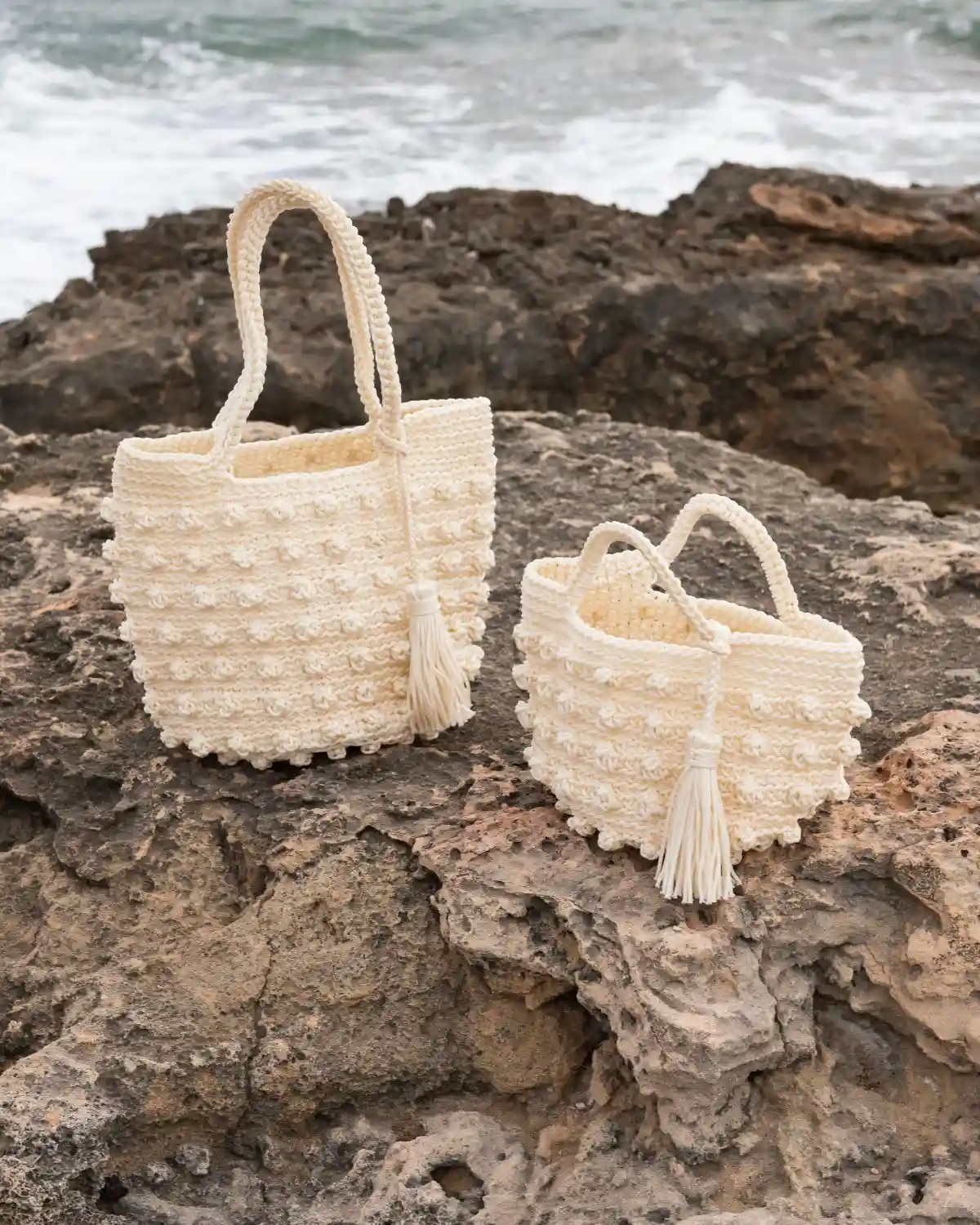 Bolso crochet crudo en tallas M y L con tejido artesanal de nudos.