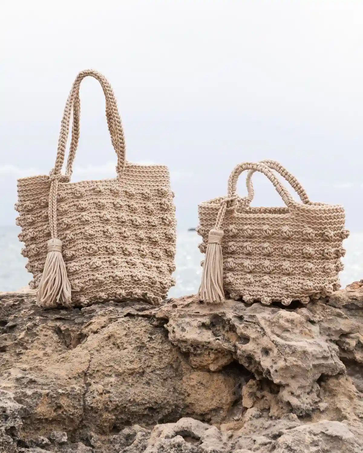 Bolsos crochet beige con nudos en relieve, disponibles en tallas M y L.