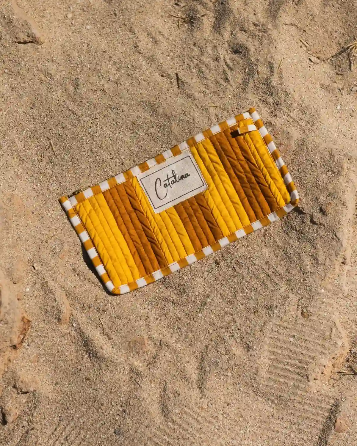 Estuche acolchado Rayas Mostaza – Colección Catalina 2026