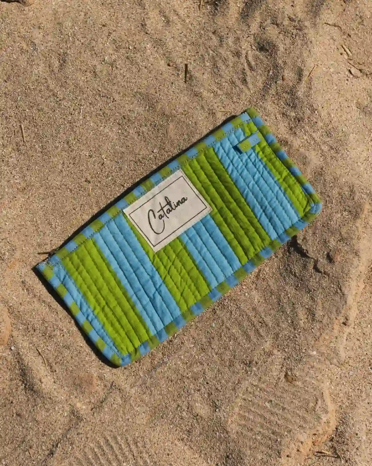 Estuche acolchado Rayas Capri en azul y verde – Colección Catalina 2026