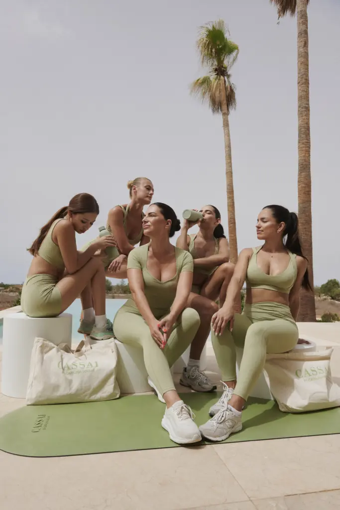 Mujeres con la colección Cassai Movement en verde oliva durante una sesión al aire libre