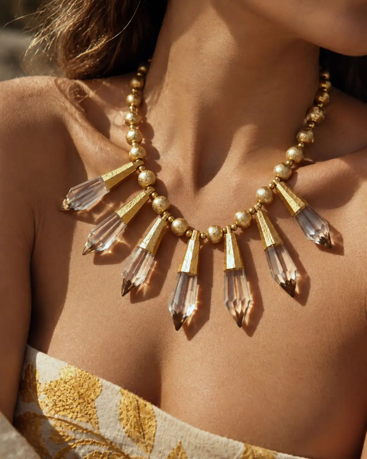 Collar Lágrima Cristal con cristales transparentes facetados y detalles dorados.