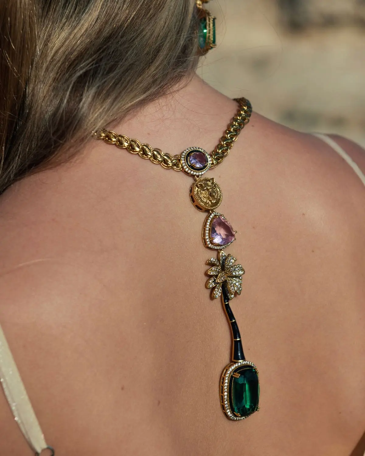 Detalle del Collar Oasis Imperial Verde Mediterráneo con cristales y acabado dorado.