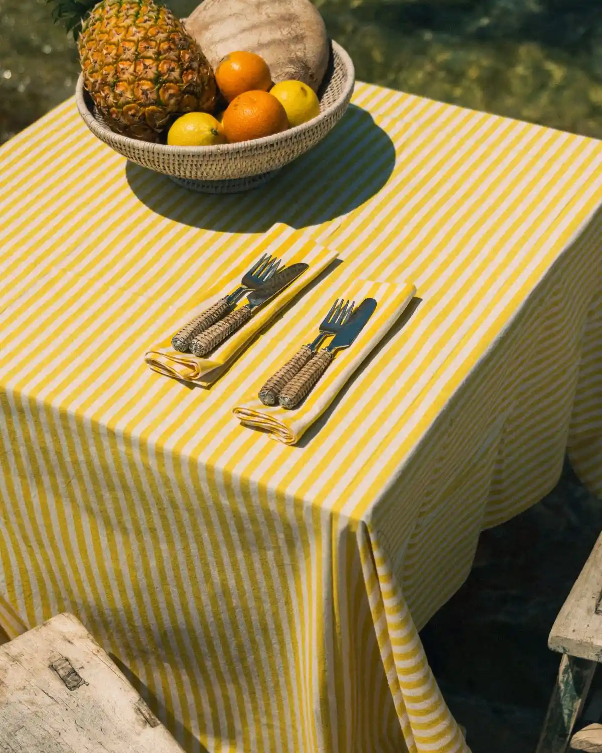 Ritual de Mesa Rayas Amarillas con mantel y servilletas a juego.