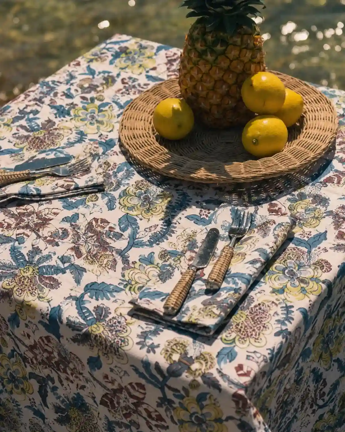 Ritual de Mesa Flor Cupido Gris con mantel y servilletas a juego.