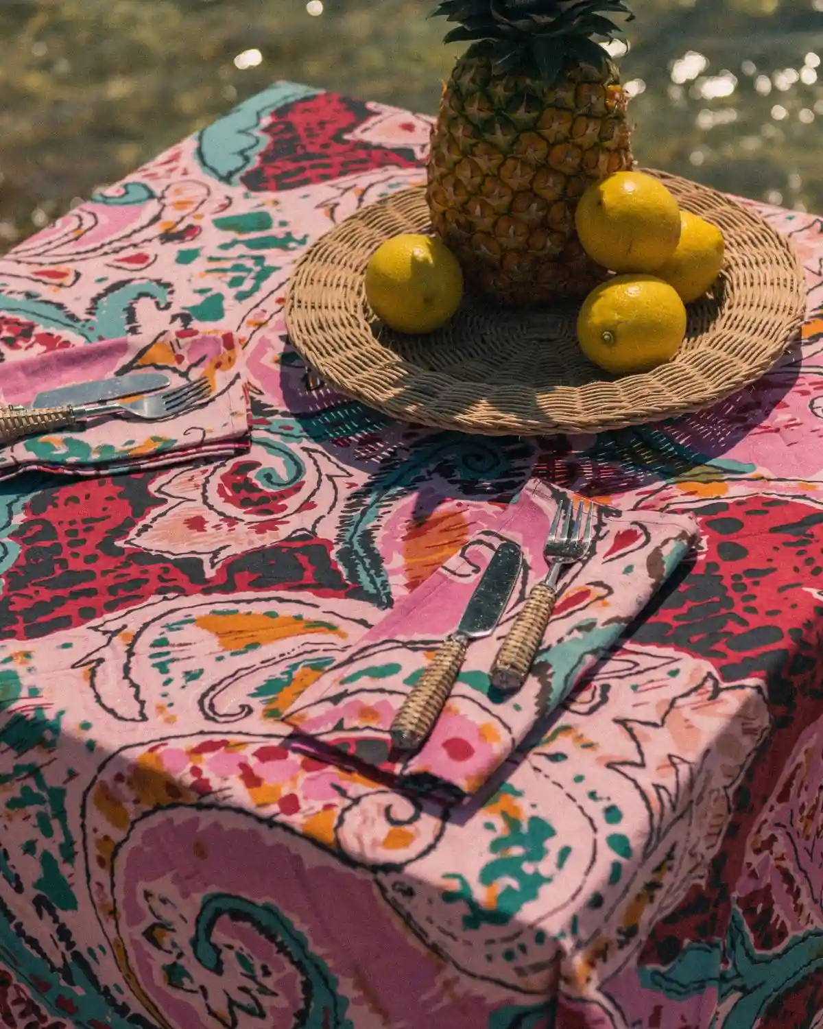 Ritual de Mesa Ochentera Rosa con mantel y servilletas a juego.