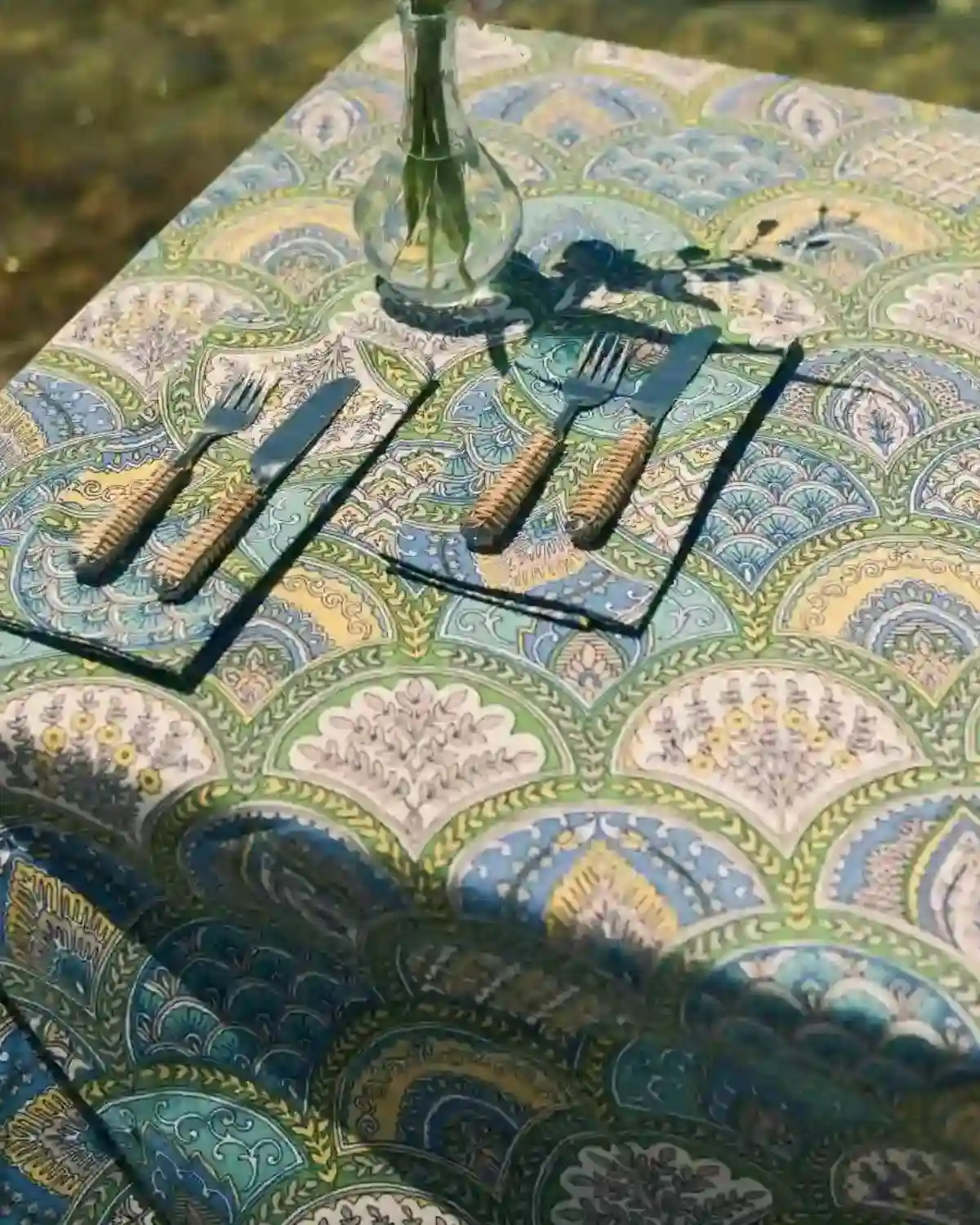 Ritual de Mesa India con mantel estampado y servilletas a juego.