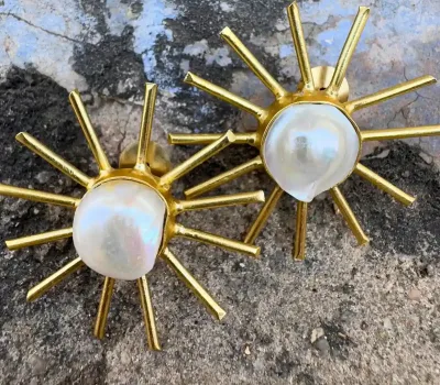 Pendientes perla barroca diseño de sol