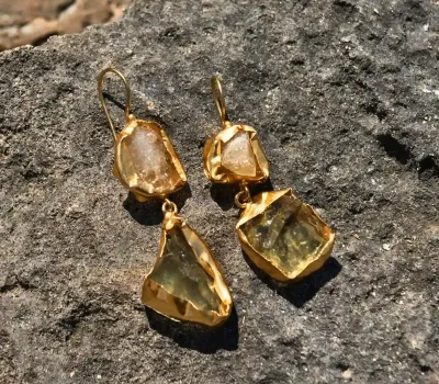 Pendientes Miel del Mediterráneo de piedras naturales en tonos miel y dorados con diseño artesanal exclusivo.
