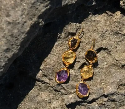 Pendientes triple piedra multicolor con piedras semipreciosas naturales en tonos amatista, citrino y negro de diseño artesanal.